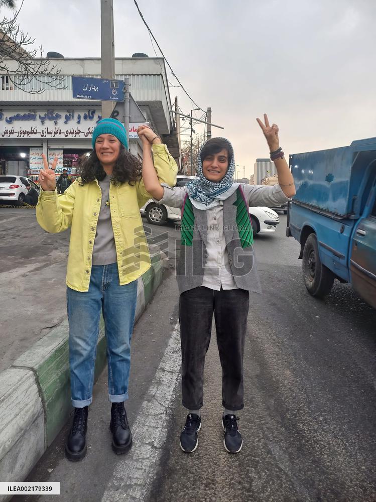 Two Iranian Journalists Are Released From Prison - Tehran