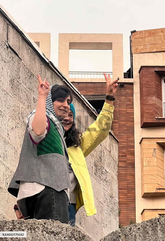Two Iranian Journalists Are Released From Prison - Tehran