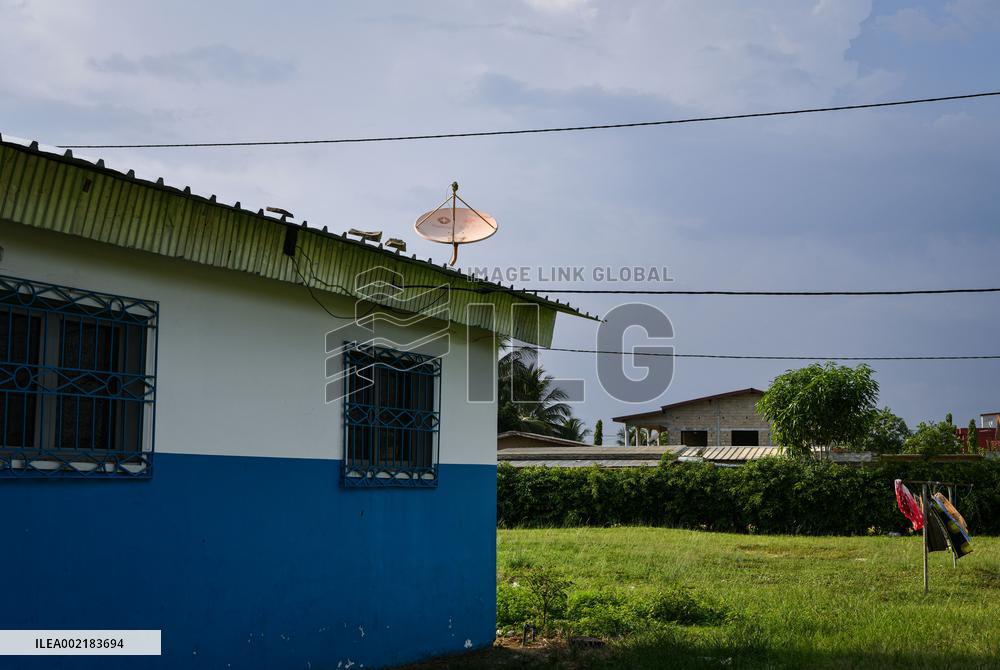 COTE D'IVOIRE-VILLAGE-SATELLITE TV