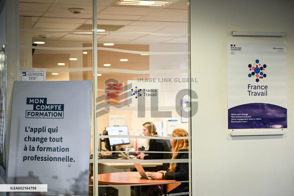 Catherine Vautrin visits the France Travail agency - Guyancourt