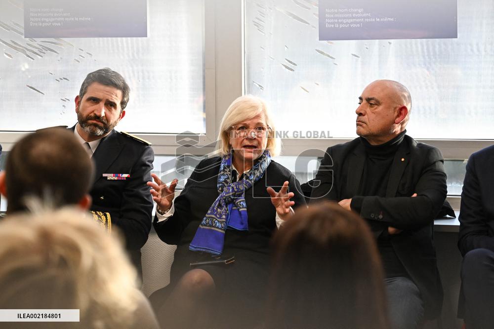 Catherine Vautrin visits the France Travail agency - Guyancourt