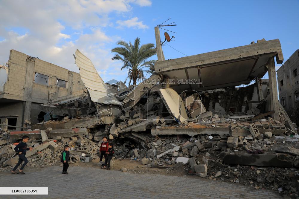 MIDEAST-GAZA-DEIR EL-BALAH-ISRAEL-ATTACKS-AFTERMATH