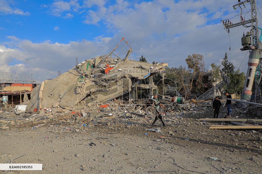 MIDEAST-GAZA-DEIR EL-BALAH-ISRAEL-ATTACKS-AFTERMATH