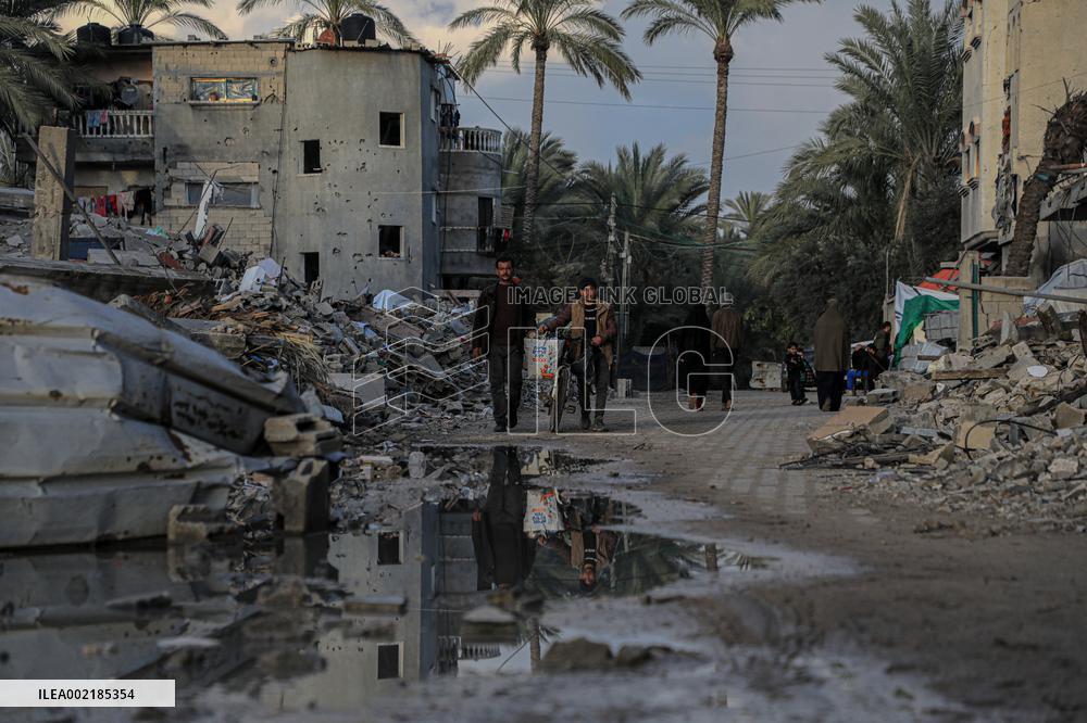 MIDEAST-GAZA-DEIR EL-BALAH-ISRAEL-ATTACKS-AFTERMATH