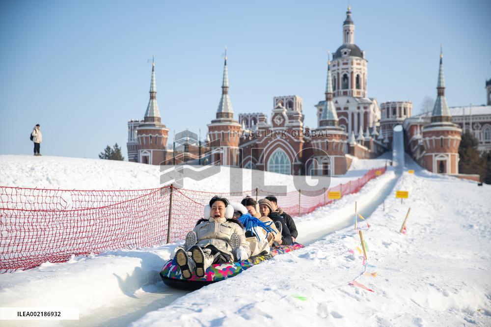 Xinhua Headlines: Social media fuels tourism boom in China