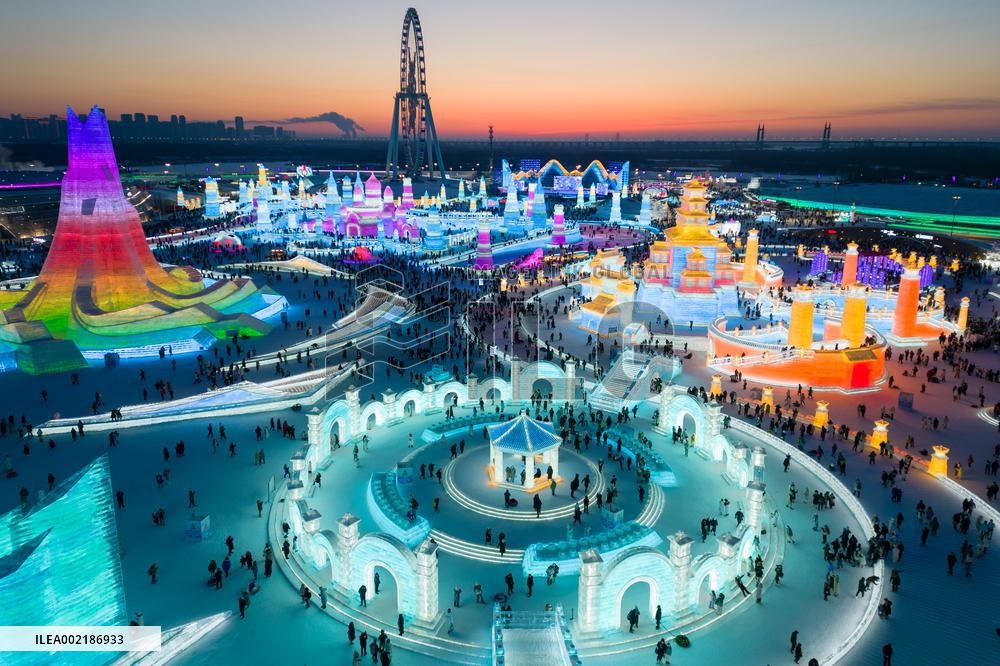 Xinhua Headlines: Social media fuels tourism boom in China