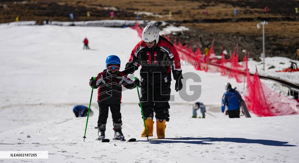 (InTibet)CHINA-XIZANG-FIRST SKI RESORT-OPENING (CN)