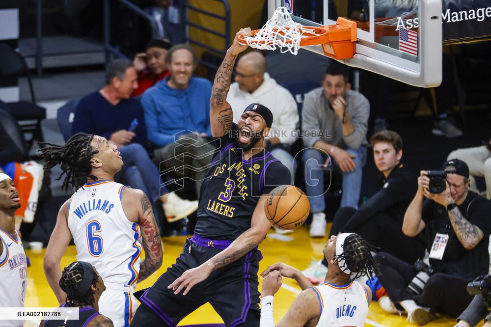 (SP)U.S.-LOS ANGELES-BASKETBALL-NBA-LAKERS VS THUNDER