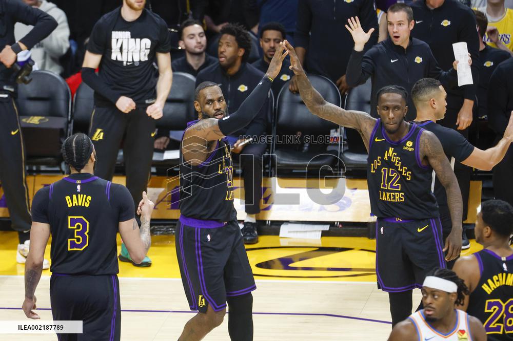 (SP)U.S.-LOS ANGELES-BASKETBALL-NBA-LAKERS VS THUNDER