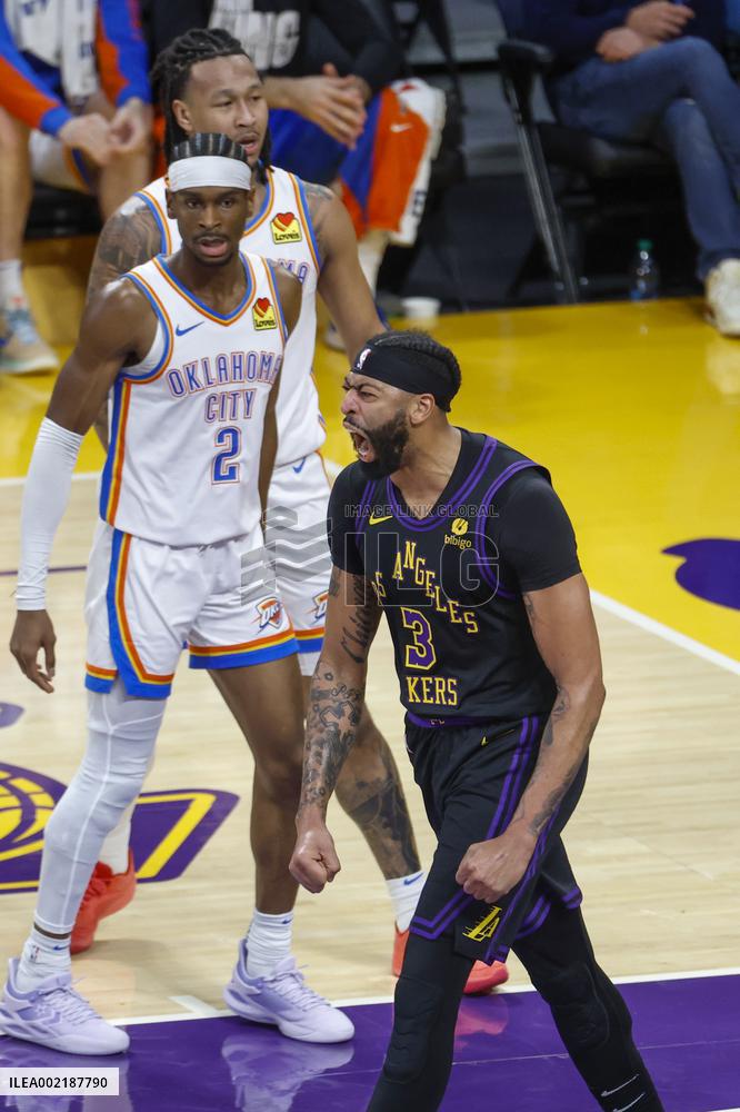 (SP)U.S.-LOS ANGELES-BASKETBALL-NBA-LAKERS VS THUNDER
