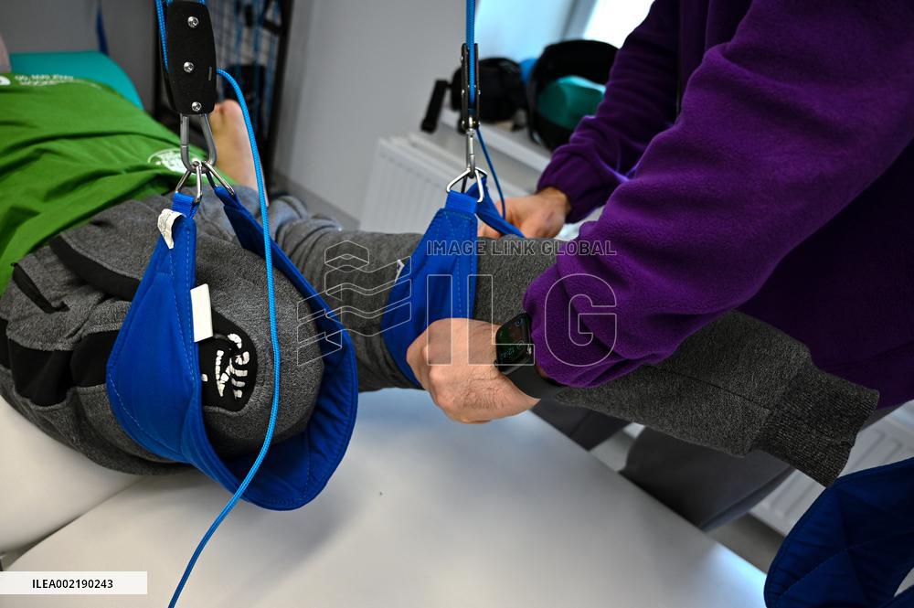 Ukrainian defender with arms and legs amputated in Russian captivity undergoes prosthetics in Lviv