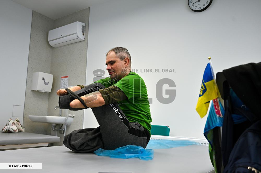 Ukrainian defender with arms and legs amputated in Russian captivity undergoes prosthetics in Lviv