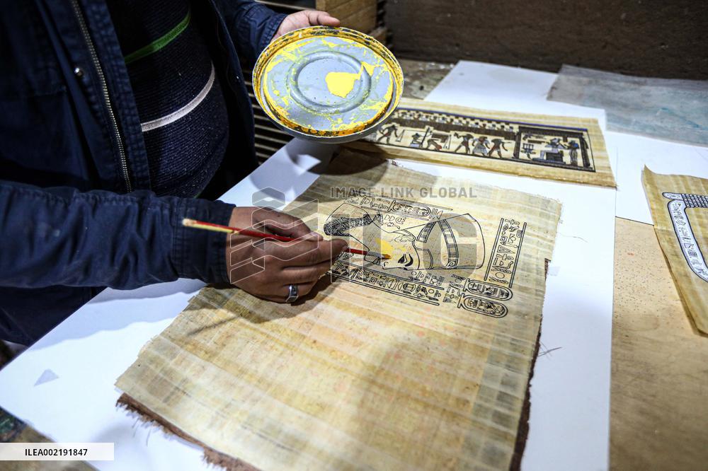 EGYPT-SHARQIYA-QARAMOS-PAPYRUS PAPER-HANDMAKING