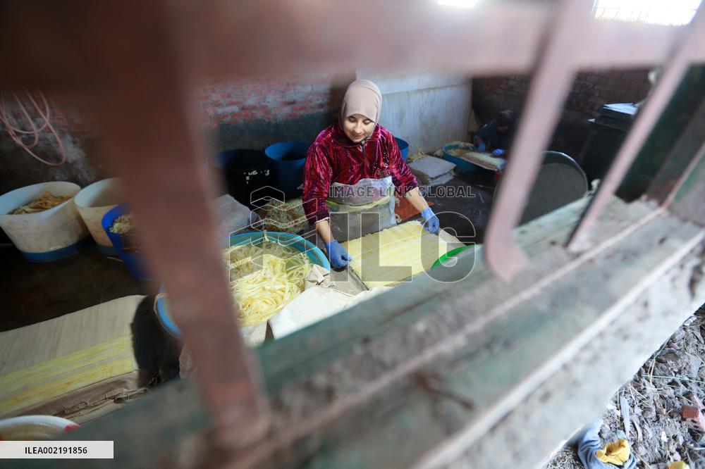 EGYPT-SHARQIYA-QARAMOS-PAPYRUS PAPER-HANDMAKING