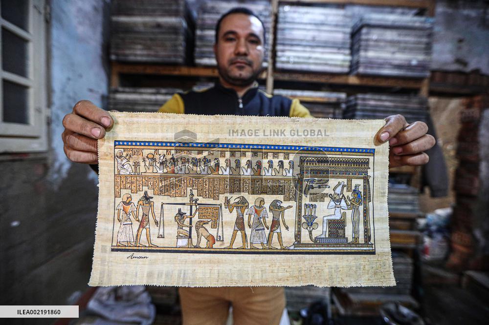 EGYPT-SHARQIYA-QARAMOS-PAPYRUS PAPER-HANDMAKING
