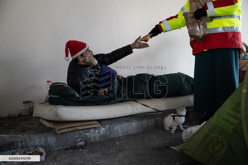 Winter Marauding For The Homeless - Rochefort