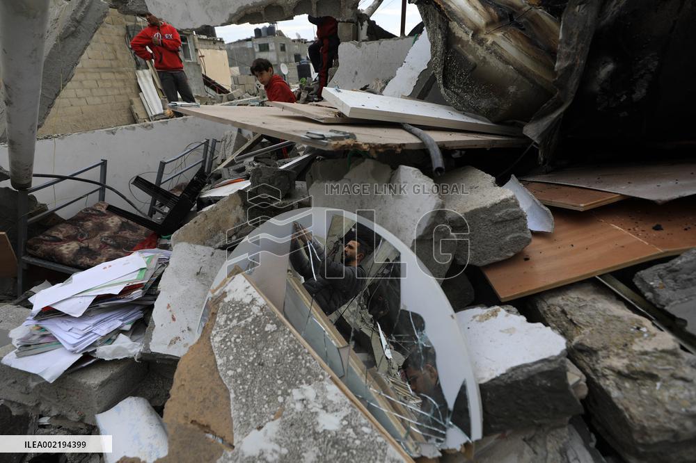 MIDEAST-GAZA-RAFAH-ISRAEL-AIRSTRIKE-AFTERMATH