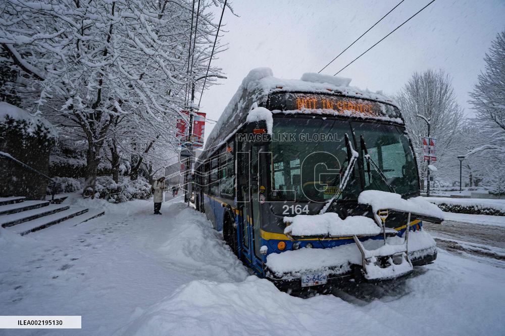 Major Snowstorm Hits Metro Vancouver - Canada