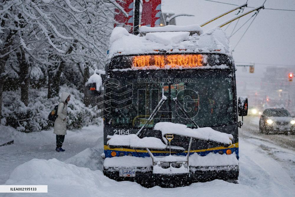 Major Snowstorm Hits Metro Vancouver - Canada