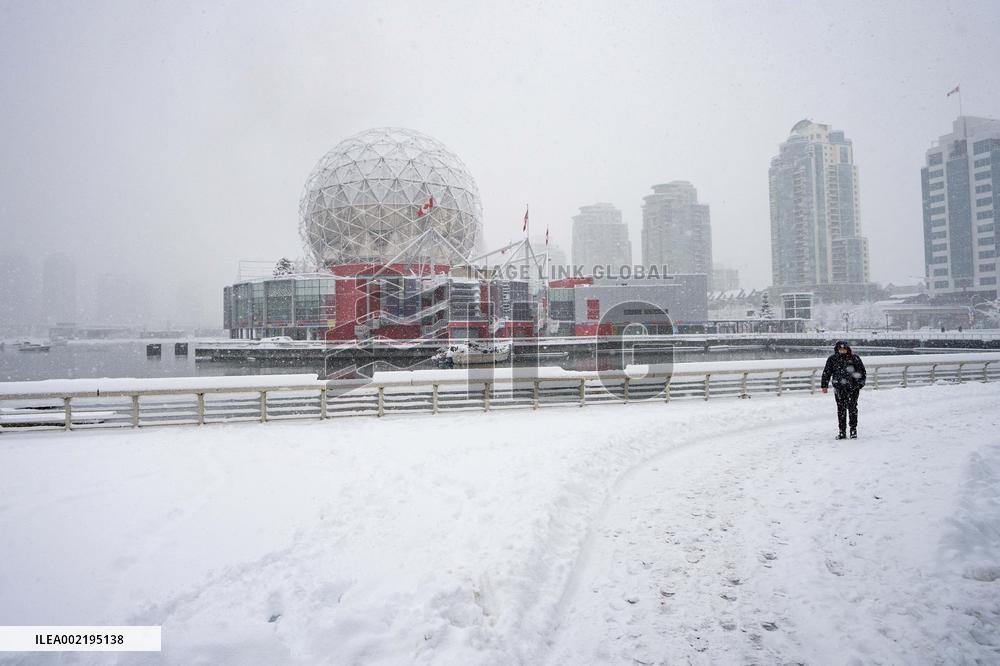 Major Snowstorm Hits Metro Vancouver - Canada