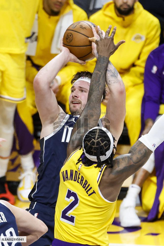 (SP)U.S.-LOS ANGELES-BASKETBALL-NBA-LAKERS VS MAVERICKS