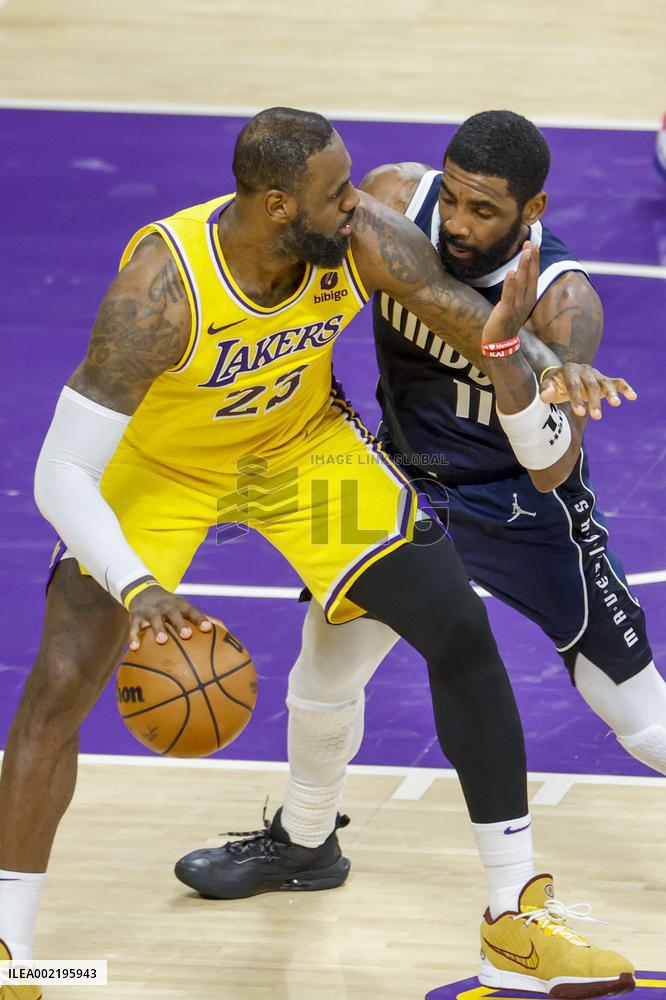 (SP)U.S.-LOS ANGELES-BASKETBALL-NBA-LAKERS VS MAVERICKS