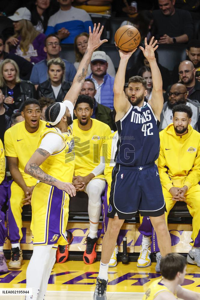 (SP)U.S.-LOS ANGELES-BASKETBALL-NBA-LAKERS VS MAVERICKS