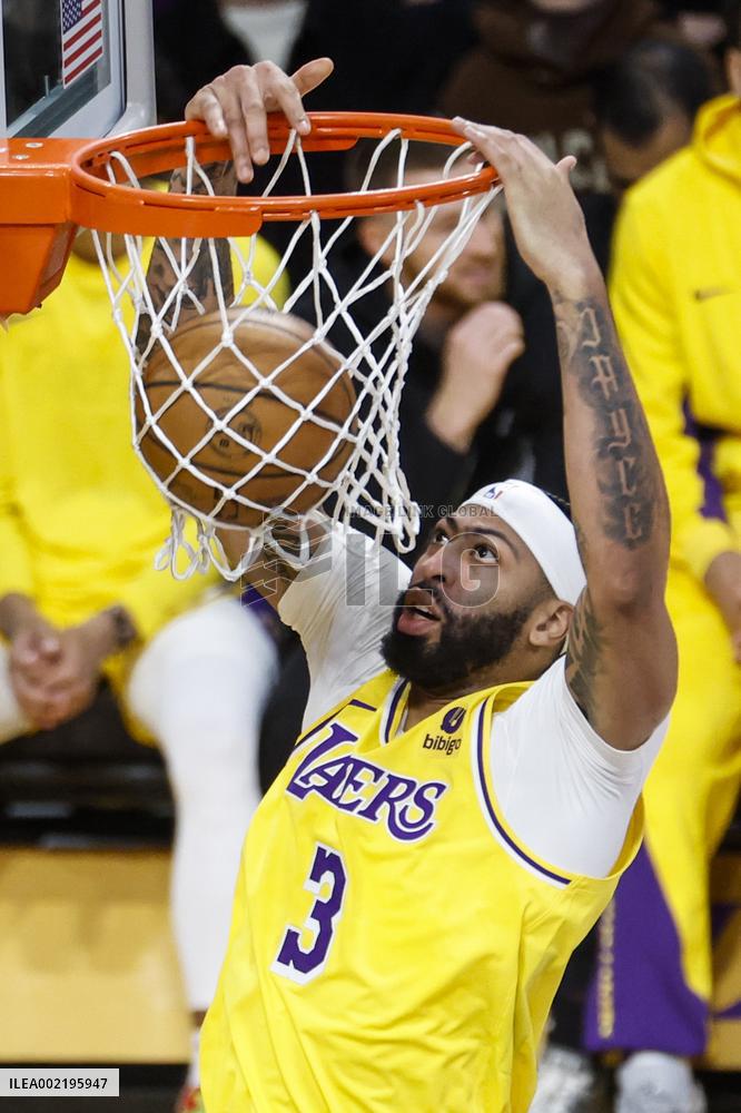 (SP)U.S.-LOS ANGELES-BASKETBALL-NBA-LAKERS VS MAVERICKS