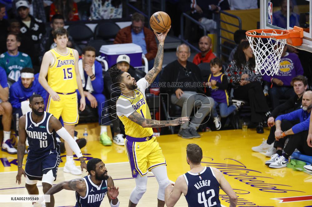 (SP)U.S.-LOS ANGELES-BASKETBALL-NBA-LAKERS VS MAVERICKS