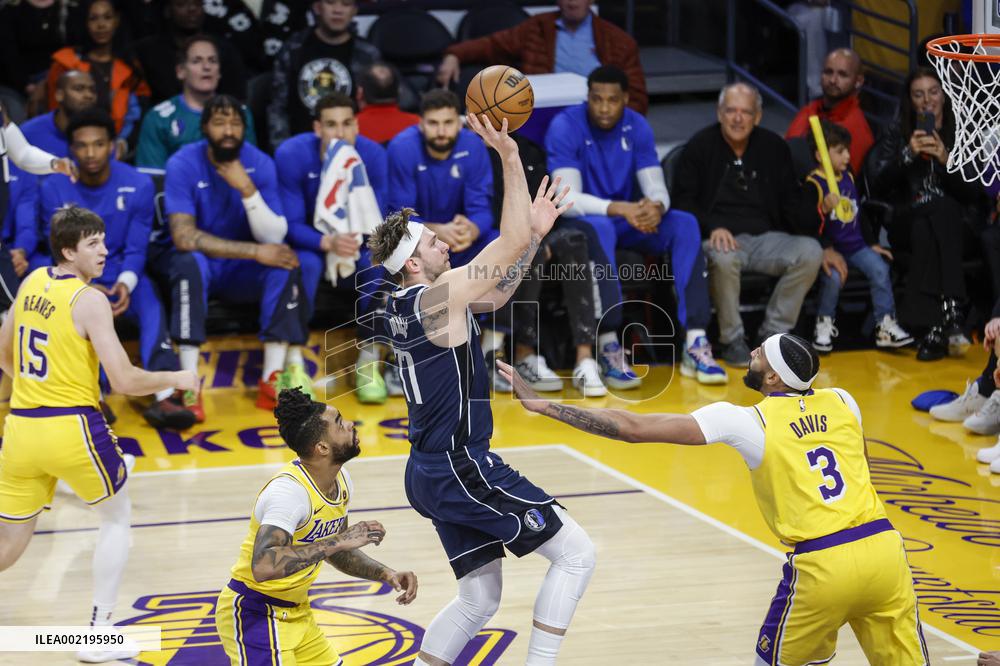 (SP)U.S.-LOS ANGELES-BASKETBALL-NBA-LAKERS VS MAVERICKS