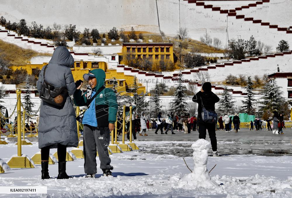 (InTibet) CHINA-XIZANG-LHASA-SNOW (CN)