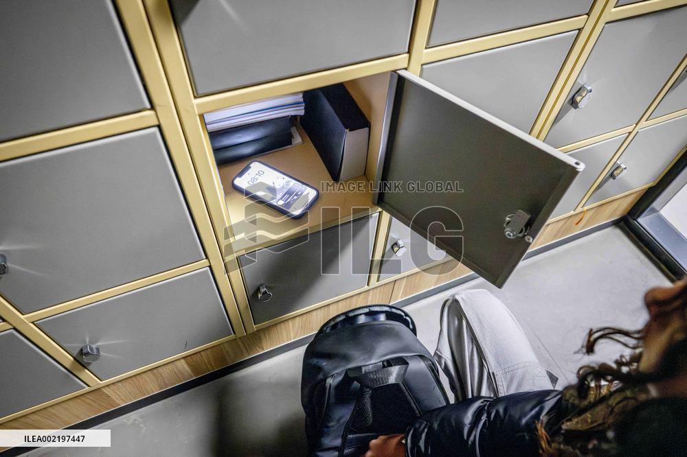 Illustration - Student Puts Her Phone In A Locker Before Class - Rotterdam