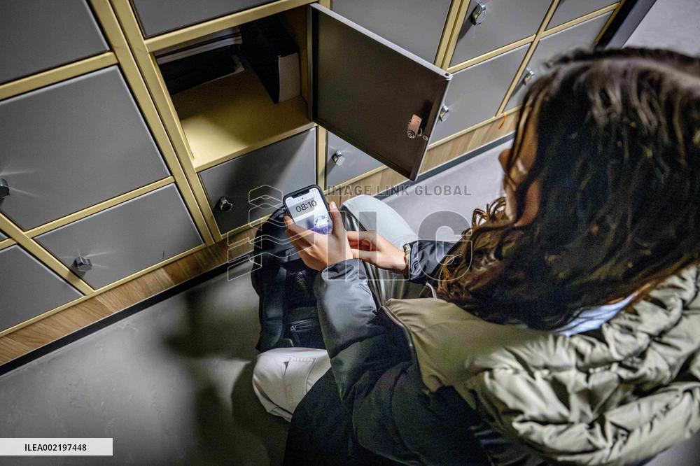 Illustration - Student Puts Her Phone In A Locker Before Class - Rotterdam