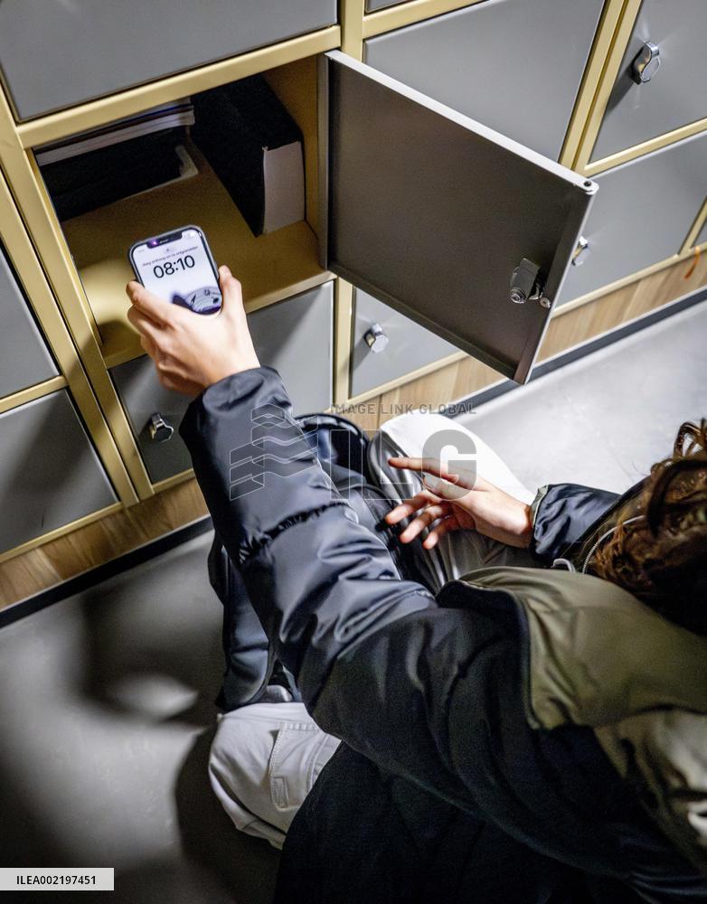 Illustration - Student Puts Her Phone In A Locker Before Class - Rotterdam
