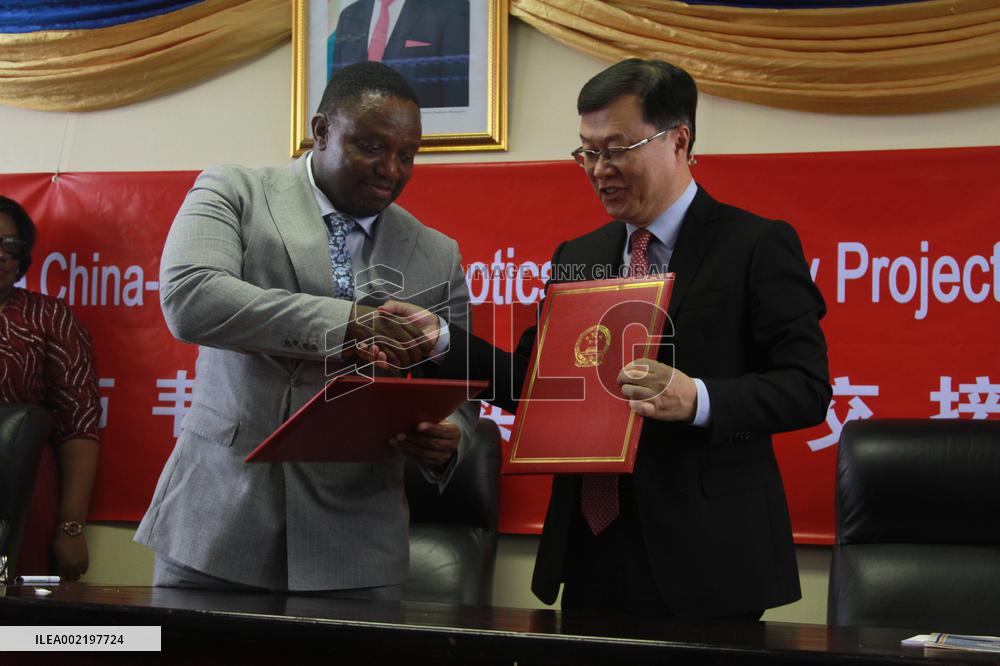 ZIMBABWE-HARARE-CHINA-ANTI-NARCOTICS LABORATORY EQUIPMENT