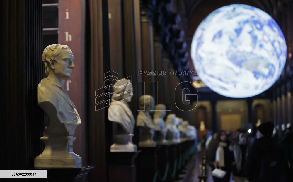 IRELAND-DUBLIN-OLD LIBRARY