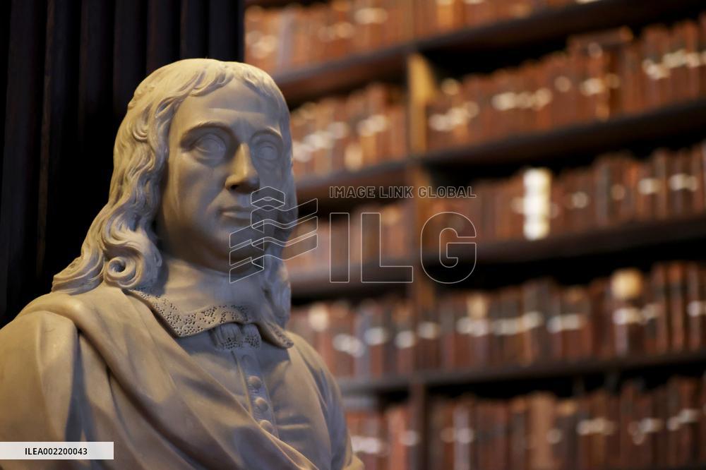 IRELAND-DUBLIN-OLD LIBRARY