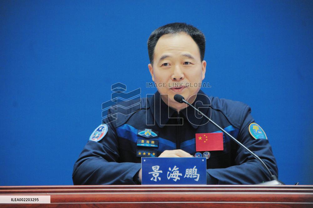 CHINA-BEIJING-SHENZHOU-16-TAIKONAUTS-MEETING THE PRESS (CN)
