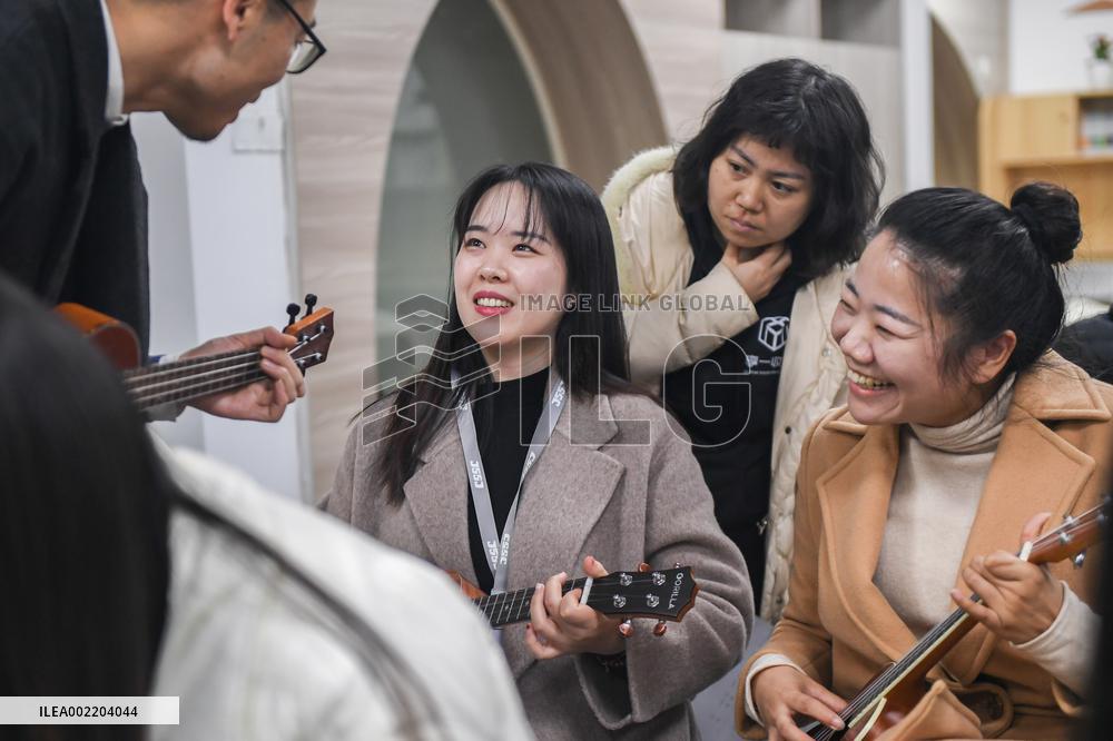 Xinhua Headlines: Night school becomes new fashion as young Chinese seek pressure relief, enriched lives