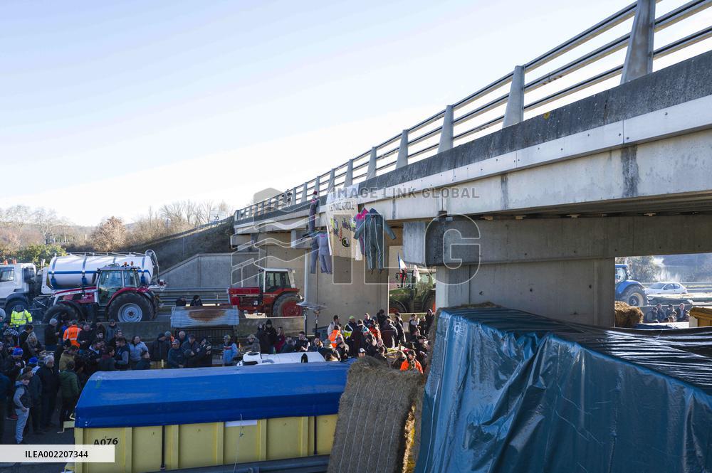 Farmers Block A64 Motorway - South Of Toulouse