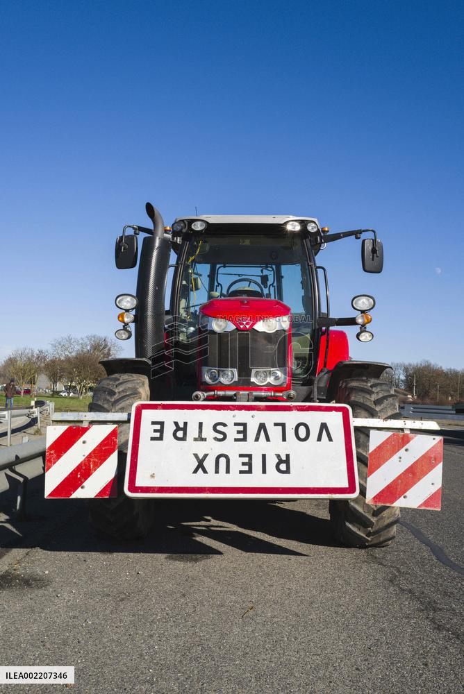 Farmers Block A64 Motorway - South Of Toulouse
