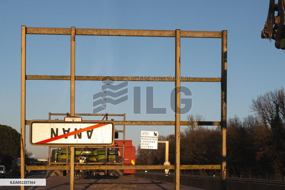 Farmers Block A64 Motorway - South Of Toulouse