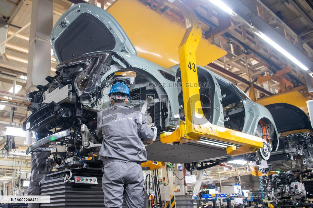 Xinhua Headlines: China taps consumption potential to sustain high-quality growth