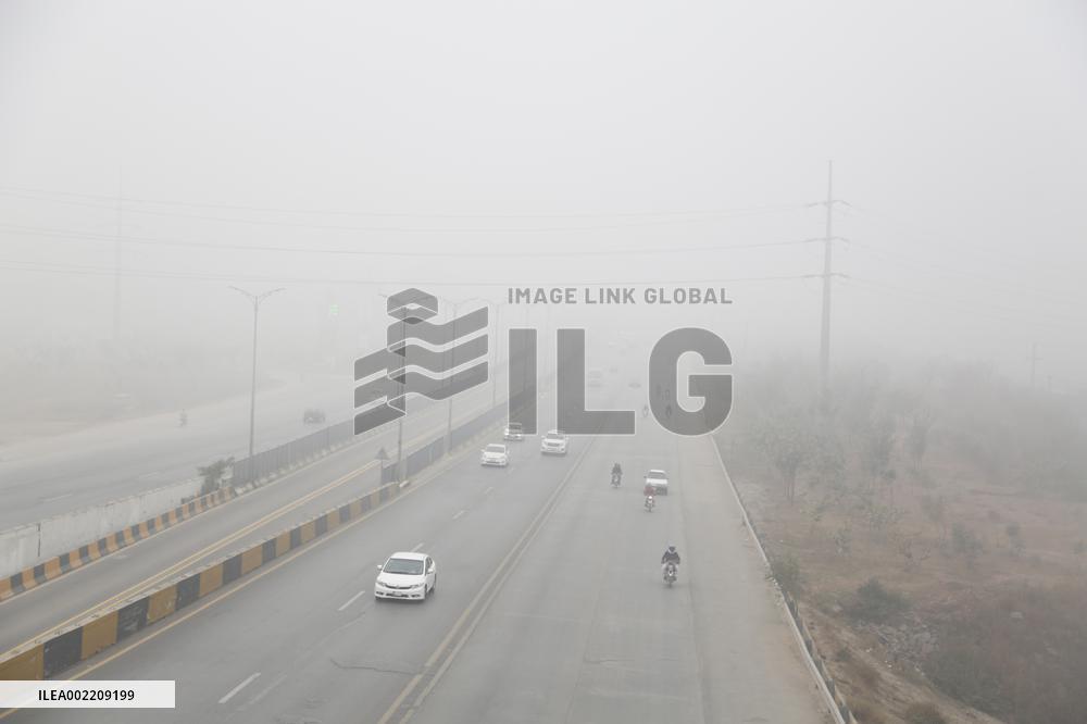 PAKISTAN-ISLAMABAD-WEATHER-FOG
