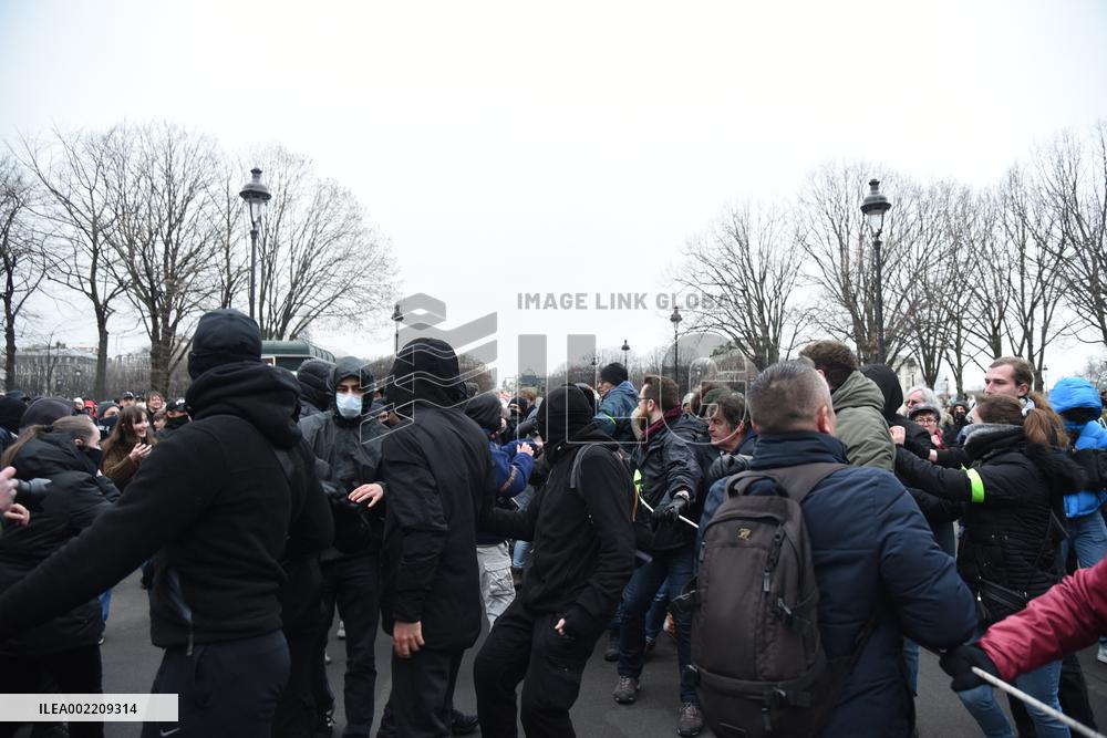 Fabien Roussel at the protest against the immigration law - Paris