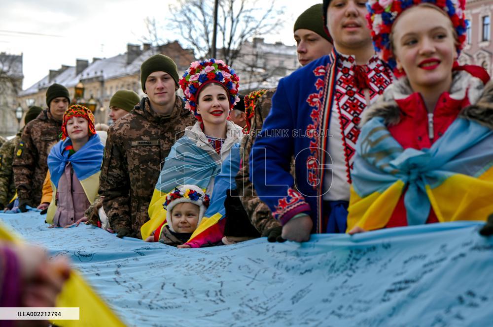 Longest flag signed by military in Lviv