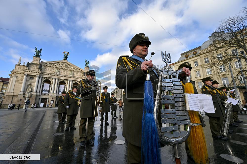 Longest flag signed by military in Lviv