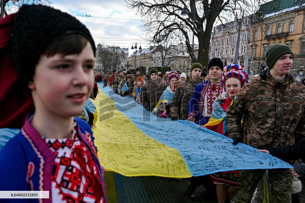 Longest flag signed by military in Lviv