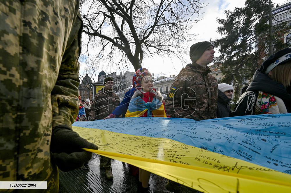 Longest flag signed by military in Lviv