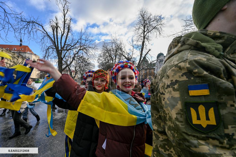 Longest flag signed by military in Lviv